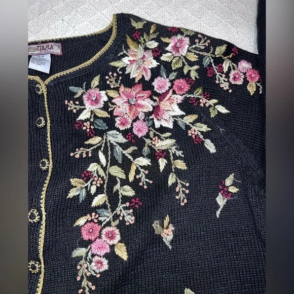 TIARA Women Floral Embroidered
Cardigan 14/16 Black Ramie Cotton
Cottagecore - Picture 10 of 10